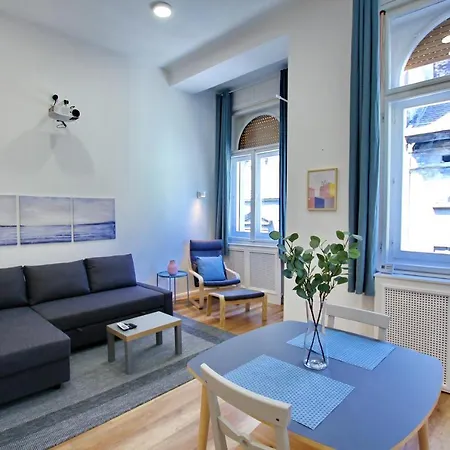 Pau Stylish In The Heart Of Apartment