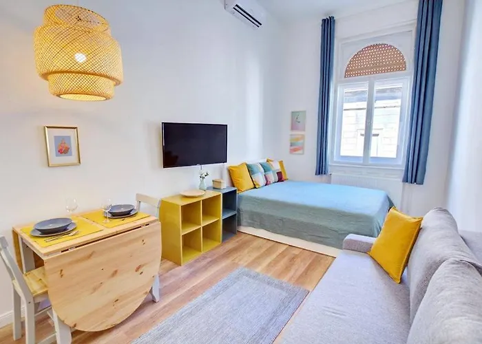 Apartament Pau Stylish In The Heart Of